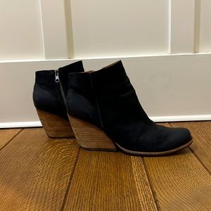 Natalya Kork-Ease bootie short boot in burnished black suede Sz. 9.5